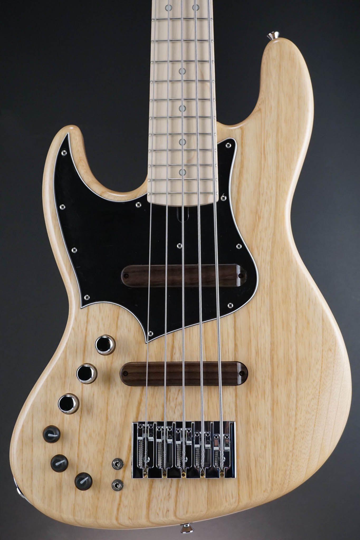 Q1　Xotic XJ-1T 5st Xotic XJ-1T 5-String Bass Vintage White | The Music Zoo